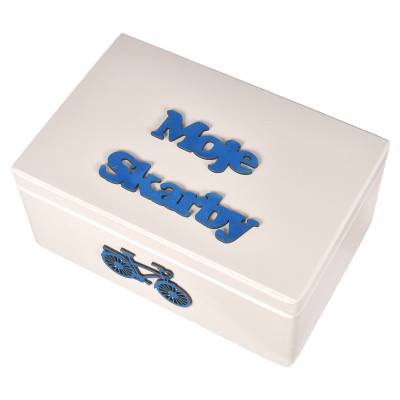 Białe pudełko drewniane na...