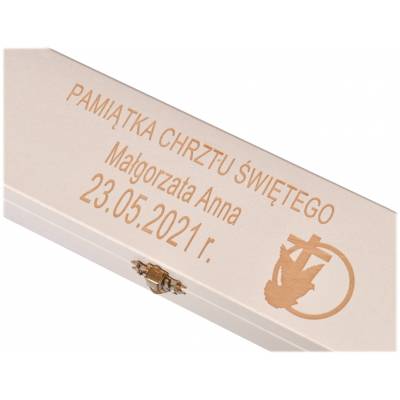 Białe drewniane pudełko na...