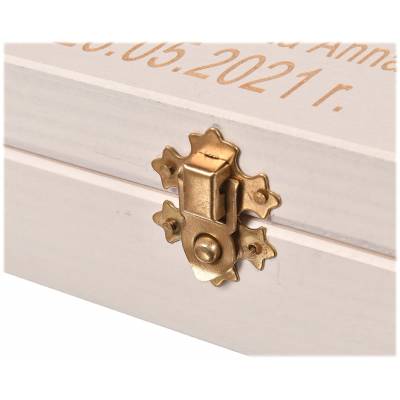 Białe drewniane pudełko na...