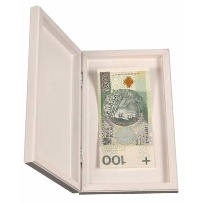 Białe drewniane pudełko...