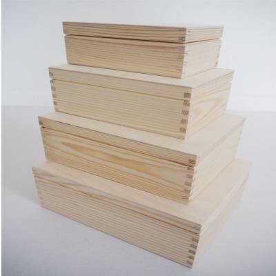 Zestaw czterech skrzynek prostokątnych