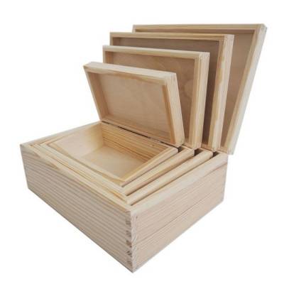 Zestaw czterech skrzynek prostokątnych