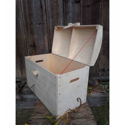 Drewniany kufer na zabawki...