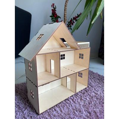 drewniany domek dla lalek z tarasem