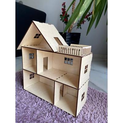 drewniany domek dla lalek z tarasem